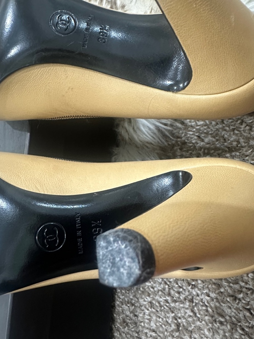 CHANEL Beige Pumps with Black Trim and CC Logo - Picture 4 of 6